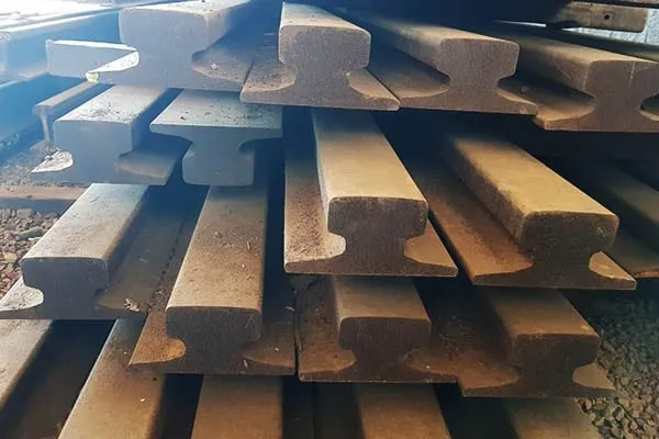 Trilhos Usados como Símbolo de Sustentabilidade - Reduza, Reutilize, Recicle: Escolha Já