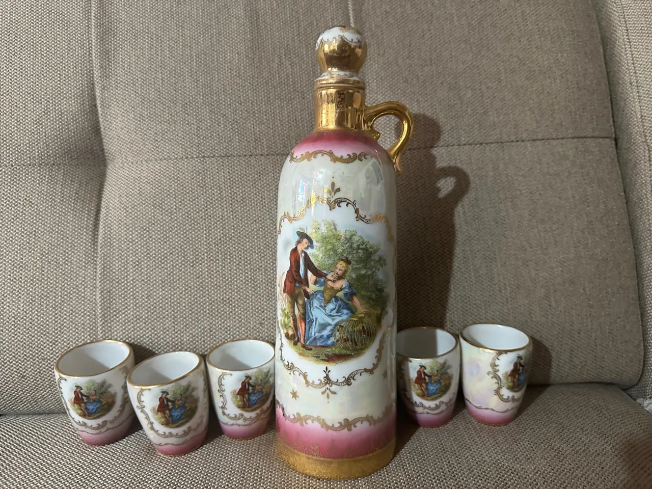 Licoreira antiga de Porcelana pintada a mão com detalhes em ouro.