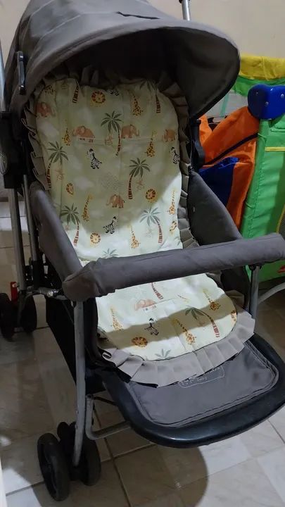 Carrinho de bebê semi-novo 