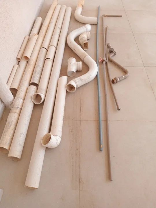 Tubos, cotovelos e curvas de 100 mm usadas.