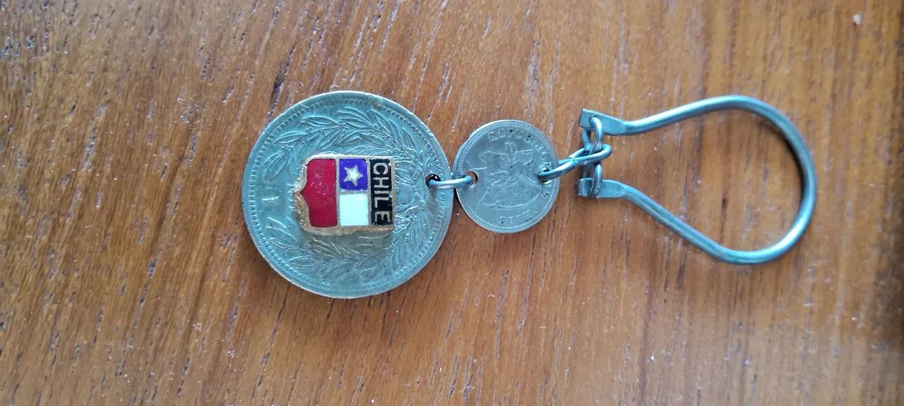 Chaveiro com moedas antigas do Chile - Foto 3