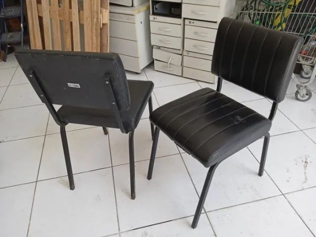 Cadeira de escritório estofada fixa s/ braços em Couro Ecológico / Aço Preto - Foto 6