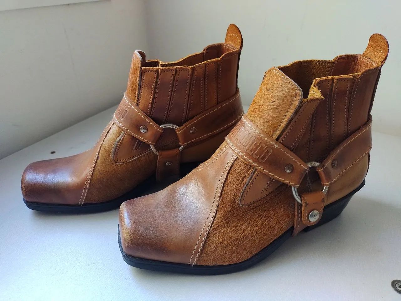 Bota de Couro Unissex 36