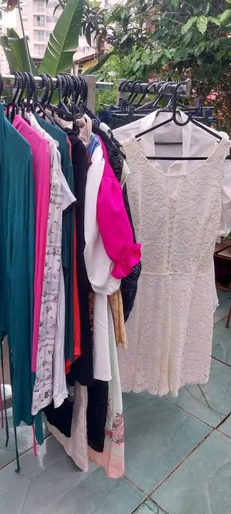 Vendo Brechó completo,balcão,araras,cabides,roupas  - Foto 4
