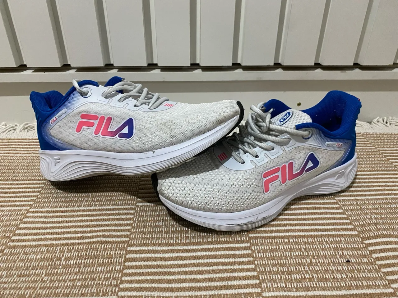 Tênis Fila Magnus Branco com Detalhes em Azul e Rosa