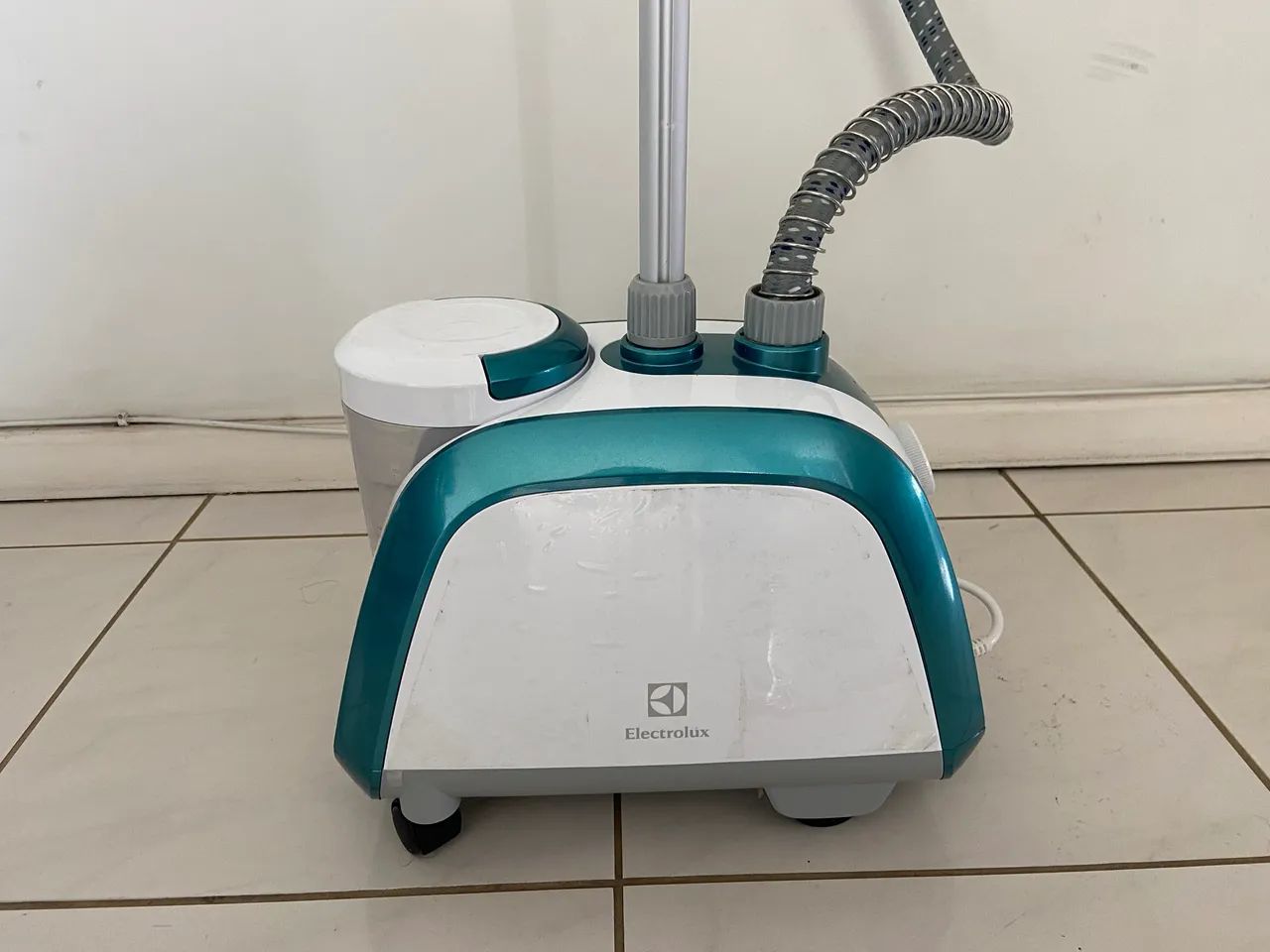 PASSADEIRA A VAPOR ELECTROLUX GTS10 220v ADESIVO DE PROTEÇÃO DE FABRICA  TODOS ACESSORIOS - Foto 3