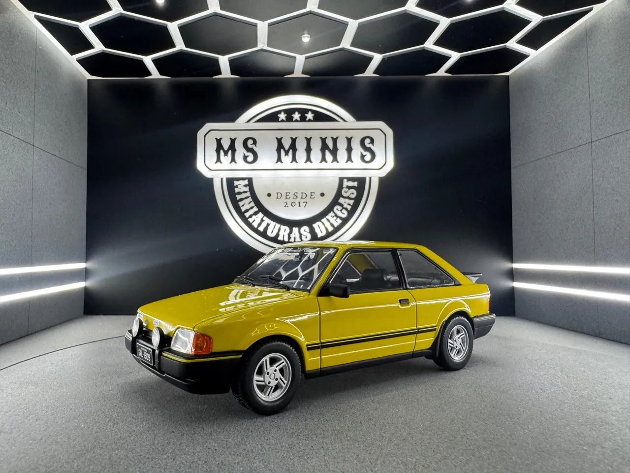 Miniatura Ford Escort XR3 -amarelo escala 1/24 Limitado
