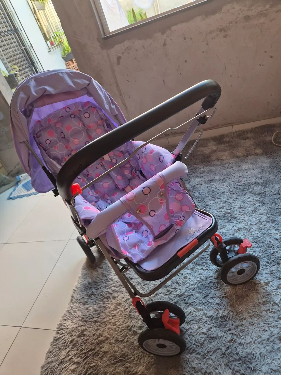 Vendo este carrinho de bebê e bebê conforto - Foto 3