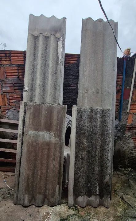 Vendo 6 telhas ondinas e 6 pedaços cortados no meio, estão boas!