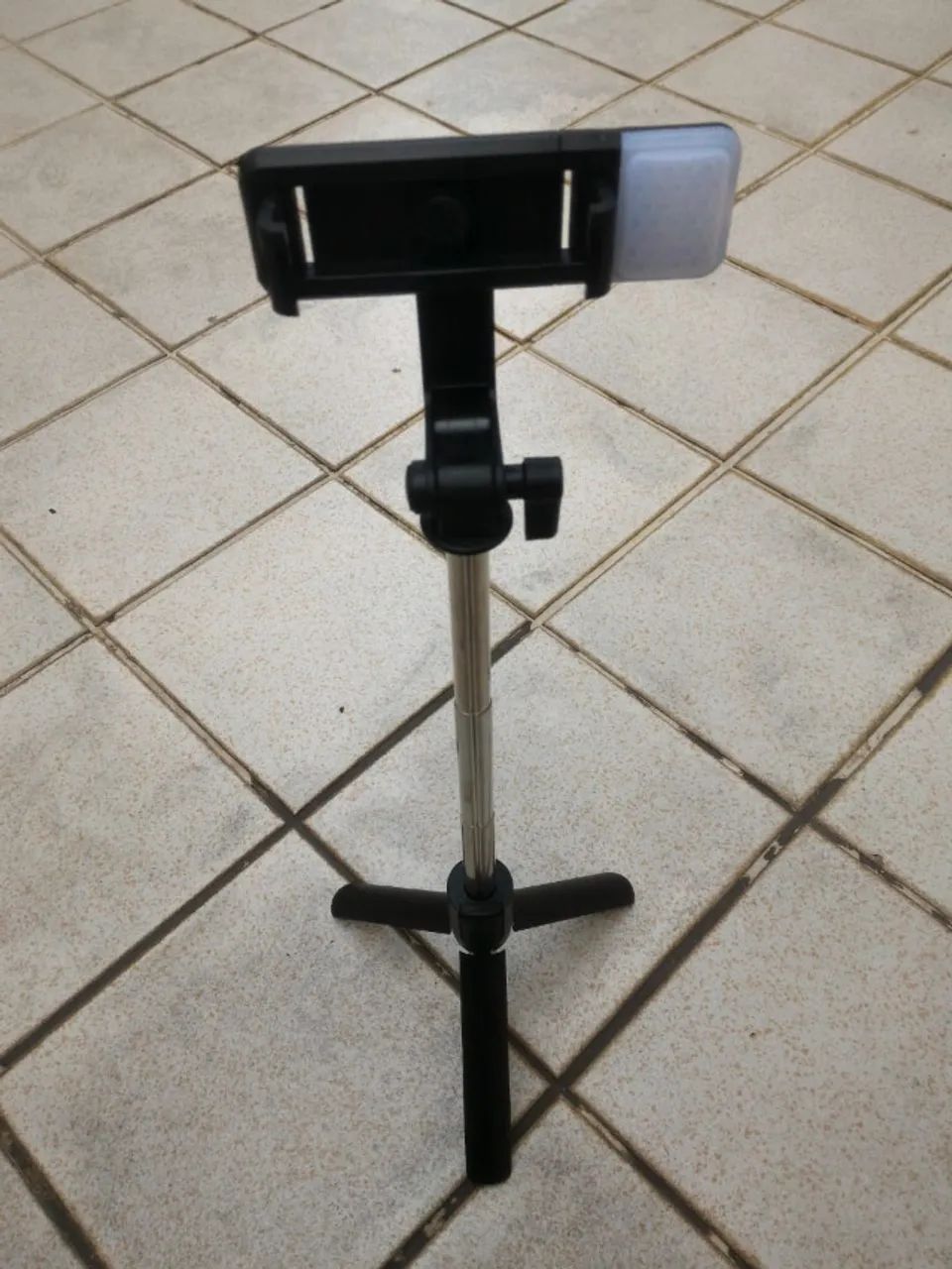 Pau de selfie e suporte de celular com controle remoto novo - Foto 3