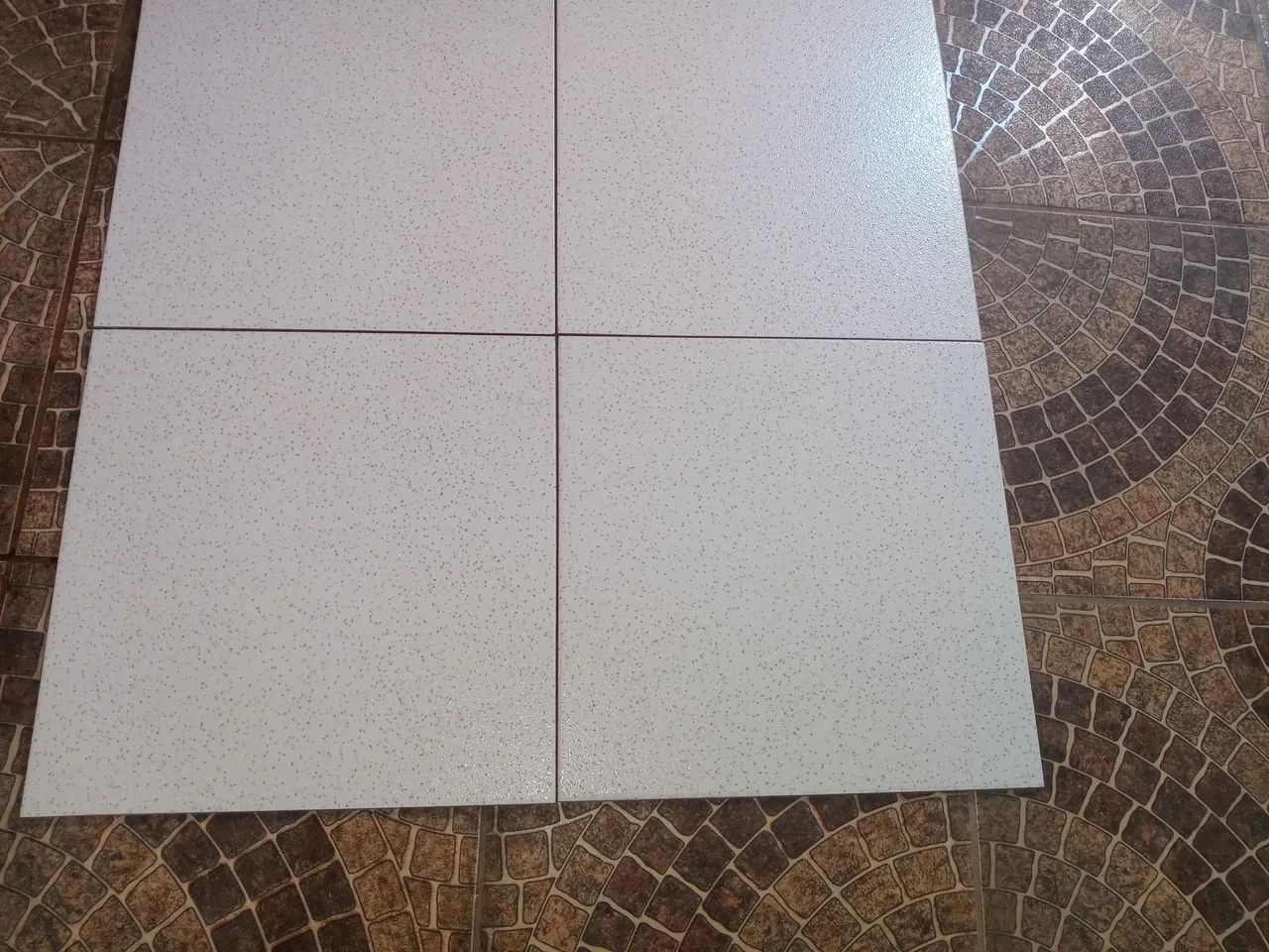 PISO 44X44 PEGUIMENTADO ANTIDERRAPANTE - Foto 2