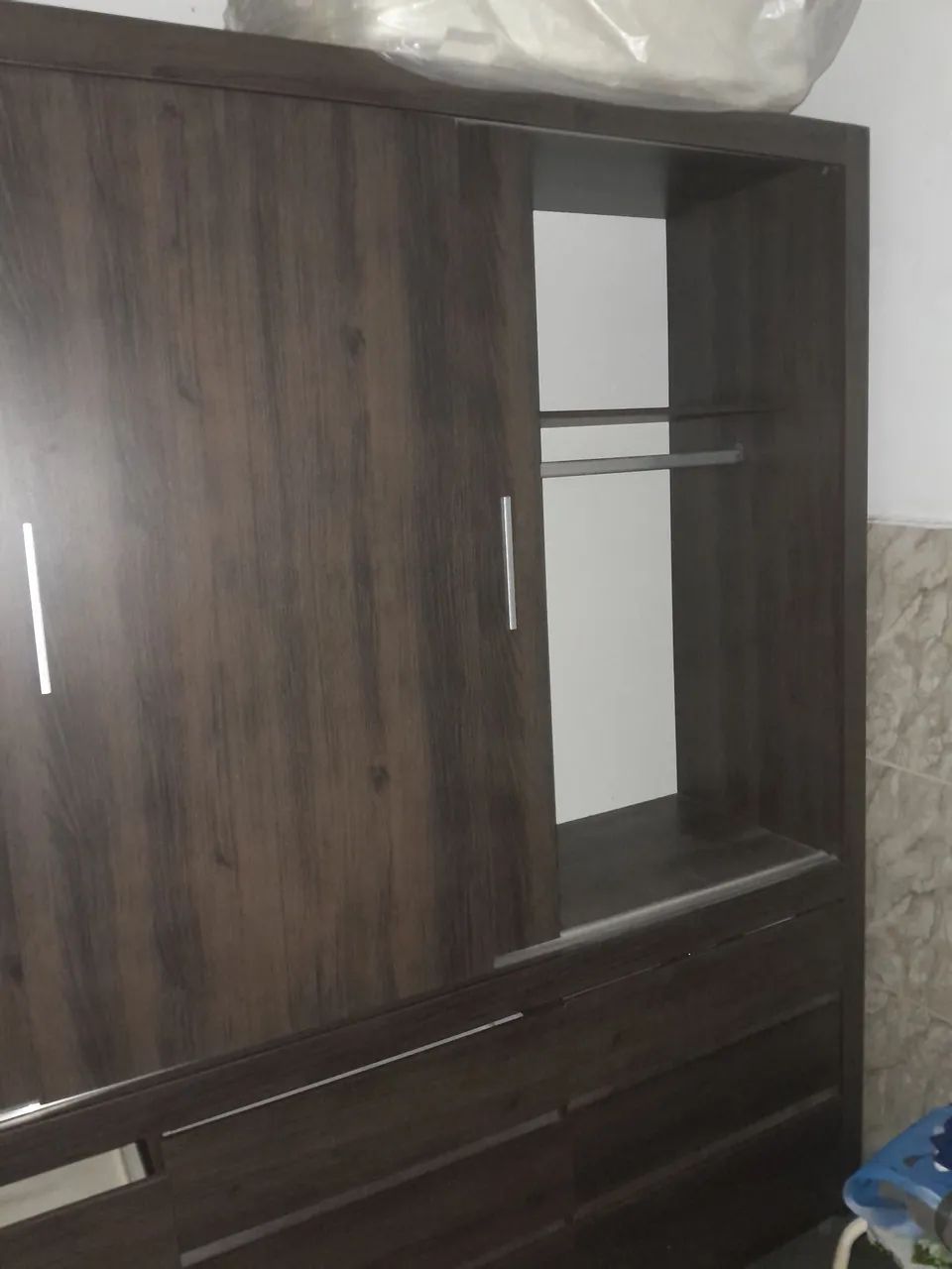 Guarda-Roupa preto com Portas de Correr - Foto 3