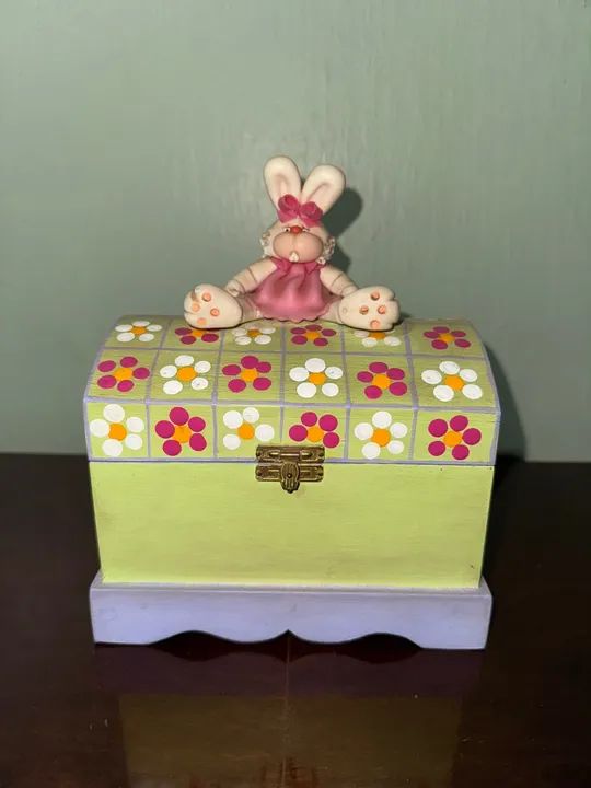 Caixa Bau pequeno Coelho de Pascoa Artesanato