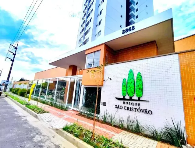 Alugo Apartamento no Edifício Bosque São Cristóvão, 03 (três) quartos.