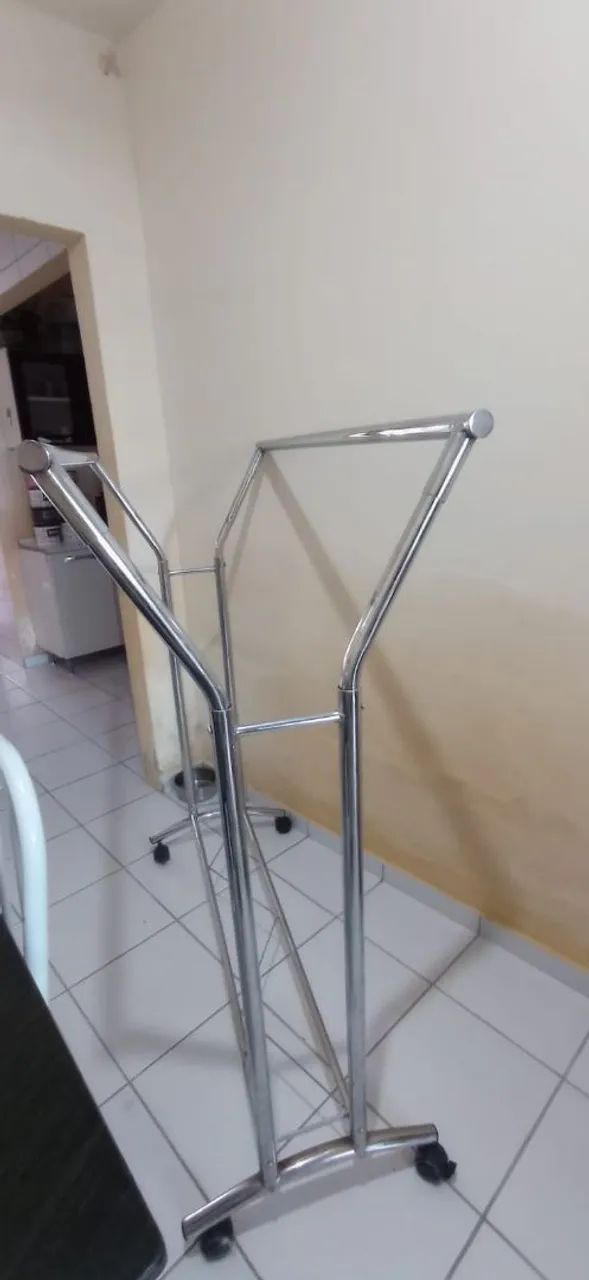 Arara de roupas com rodinhas - Foto 2