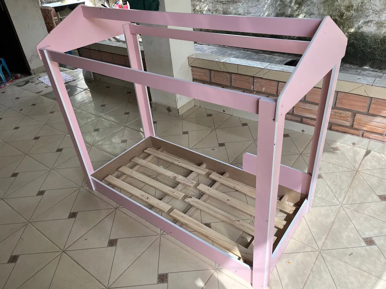 Cama de madeira infantil - Rosa - Seminova - Foto 3