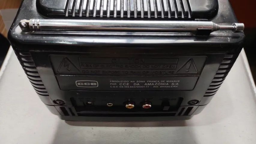 TV Portátil colorida com rádio AM/FM 5