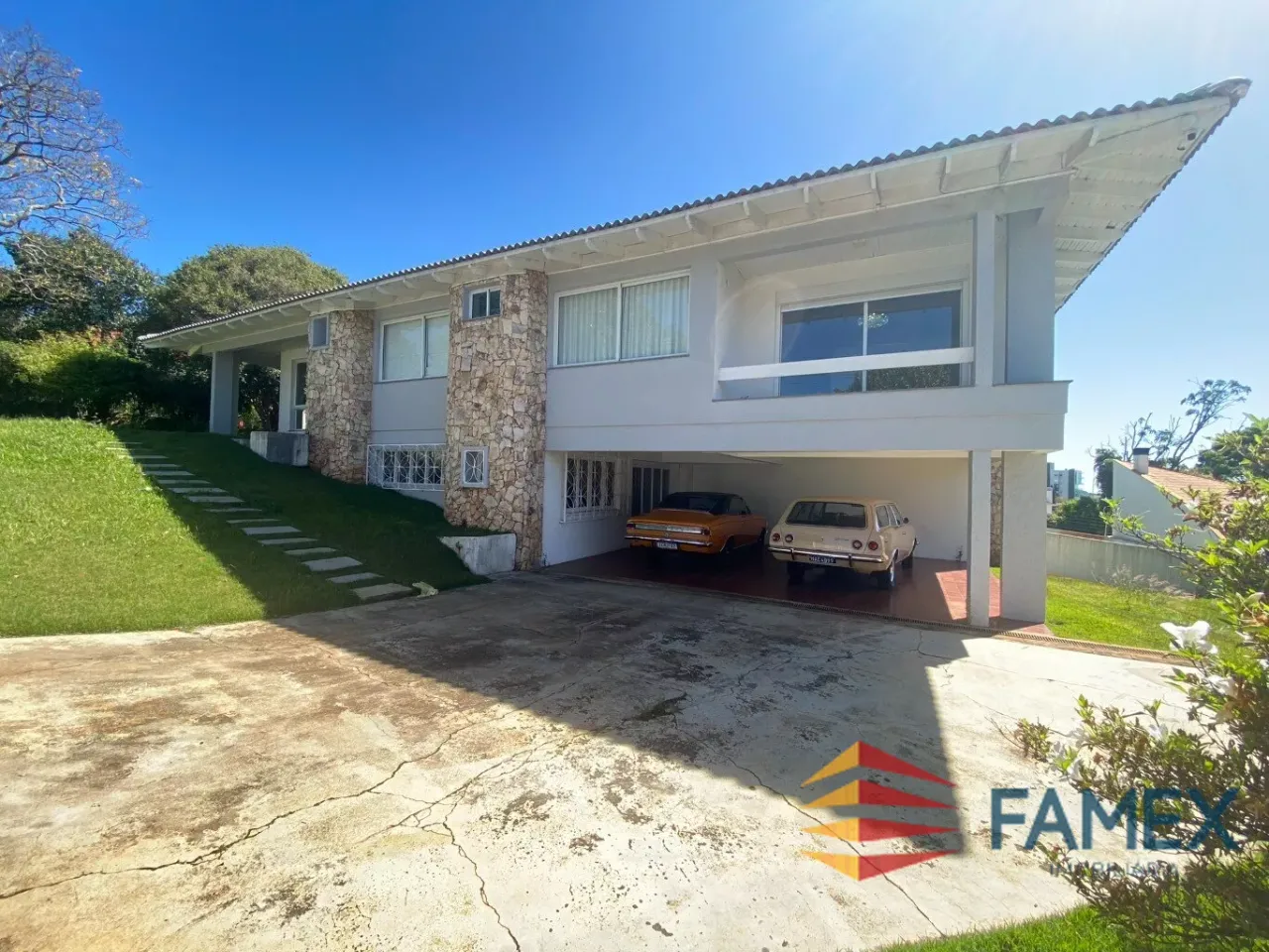 CASA A VENDA BAIRRO LA SALLE COM 01 SUITE MASTER + 03 QUARTOS - CA962