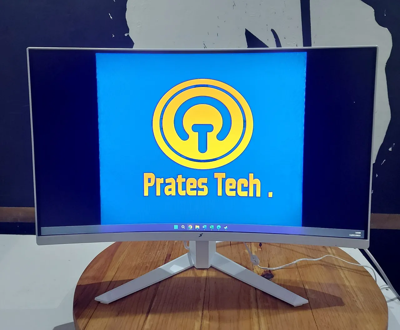 Monitor Gamer UltraX Superframe 27' 300Hz 1ms (pequeno detalhe)