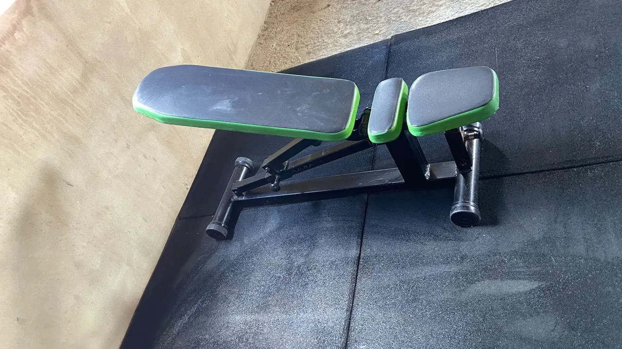 Banco de Musculação Ajustável com Detalhes em Verde