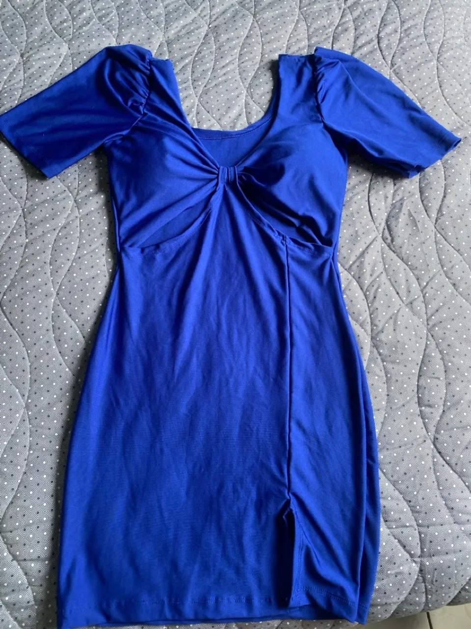 Vestido Azul com Detalhe no Decote - Elegância Garantida