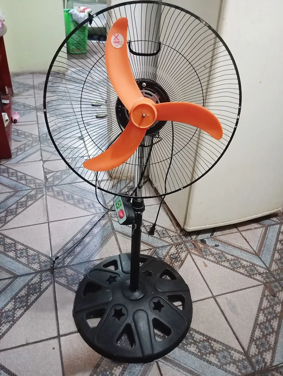 Ventilador de coluna com hélices laranja