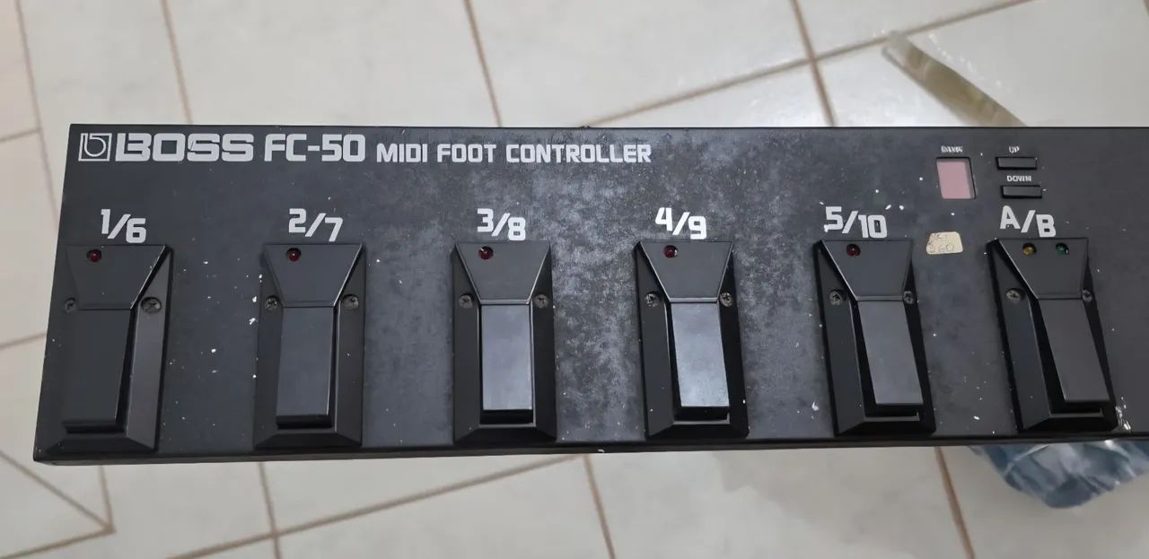 Alesis Midiverb 4 - com pedal controlador de Midi Boss FC-50 - Foto 4