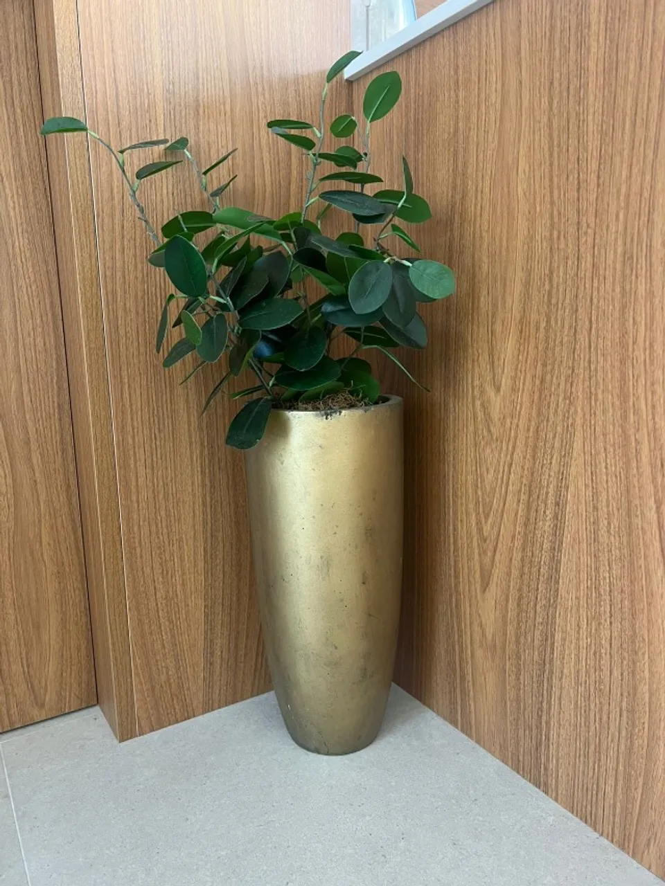 Vaso grande de planta artificial