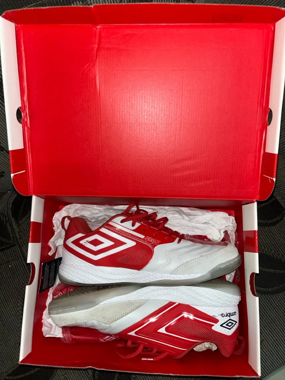 Tênis Umbro Pro5 bump Futsal Vermelho e Branco usado uma única vez