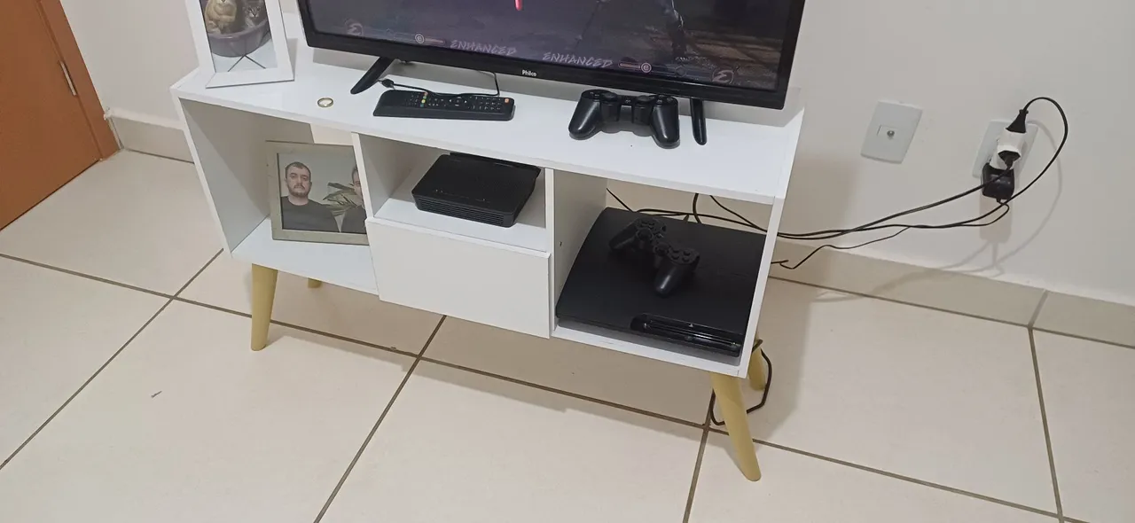Rack para TV com design moderno e espaço para consoles