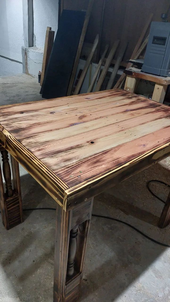 Mesa de madeira rústica 