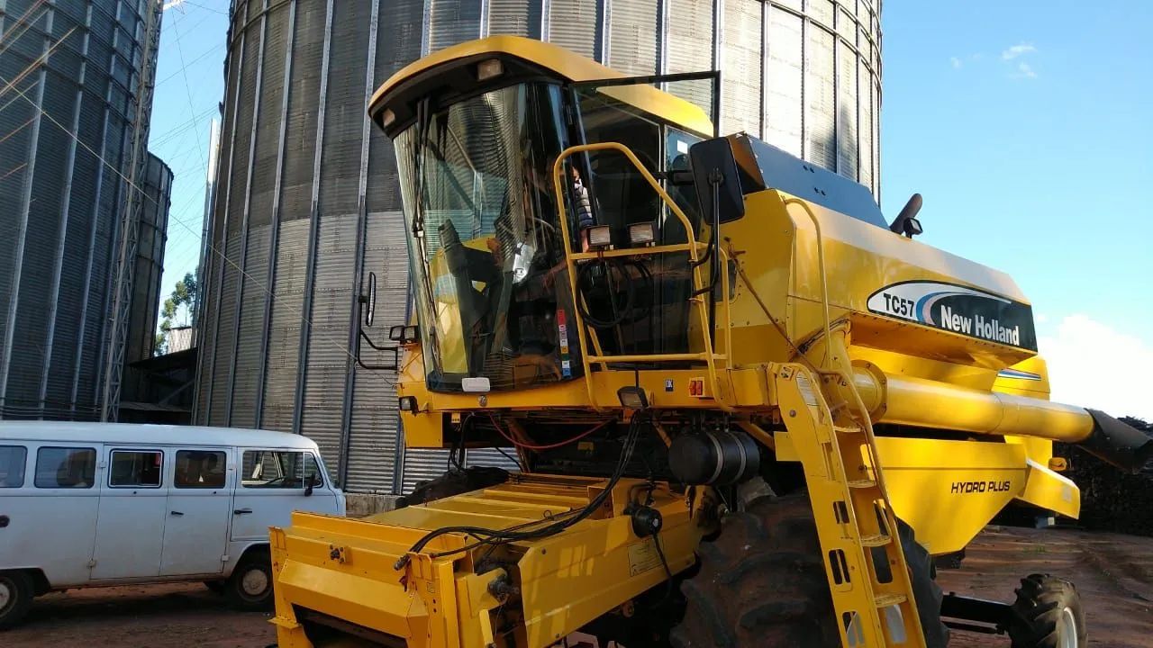 Colheitadeira New Holland TC57 ano 2008 com plataforma de soja 19 pés  - Foto 5