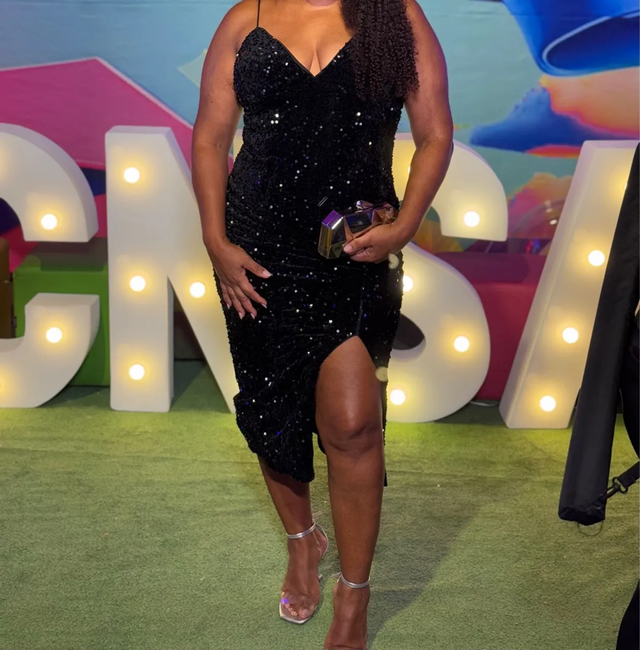 Vestido de festa preto com brilho e fenda