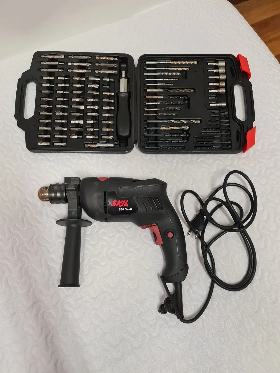 Furadeira Skil 550W com Kit Completo de Brocas e Pontas - 220v