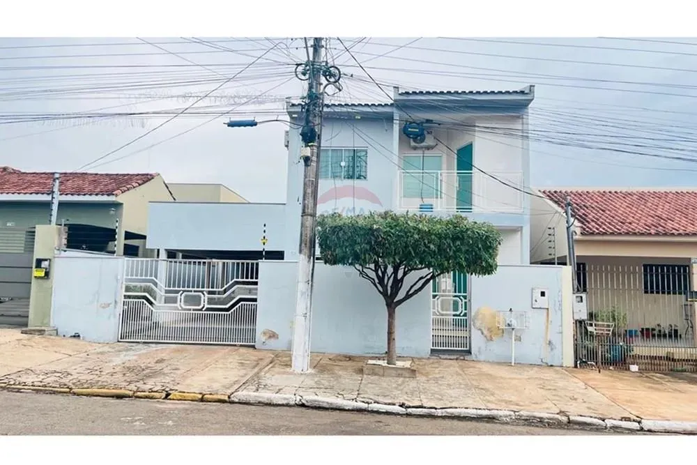 SOBRADO EXCELENTE COM AMPLO ESPAÇO E NO CENTRO DA CIDADE.