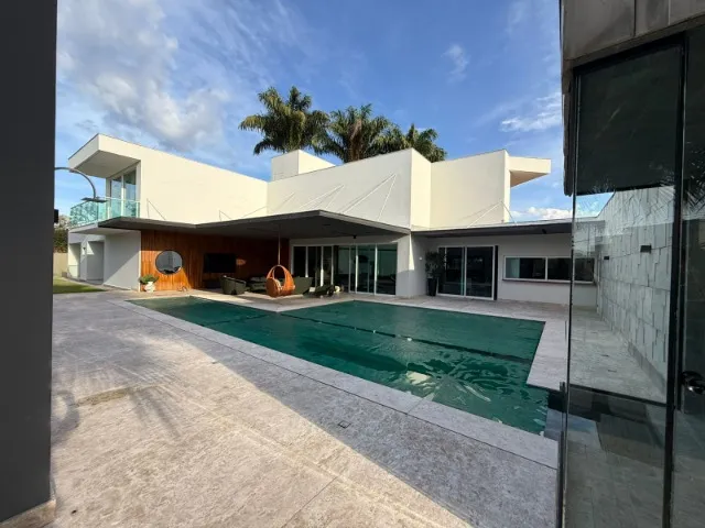 Linda casa com 650m² e 3 suítes no Park Way