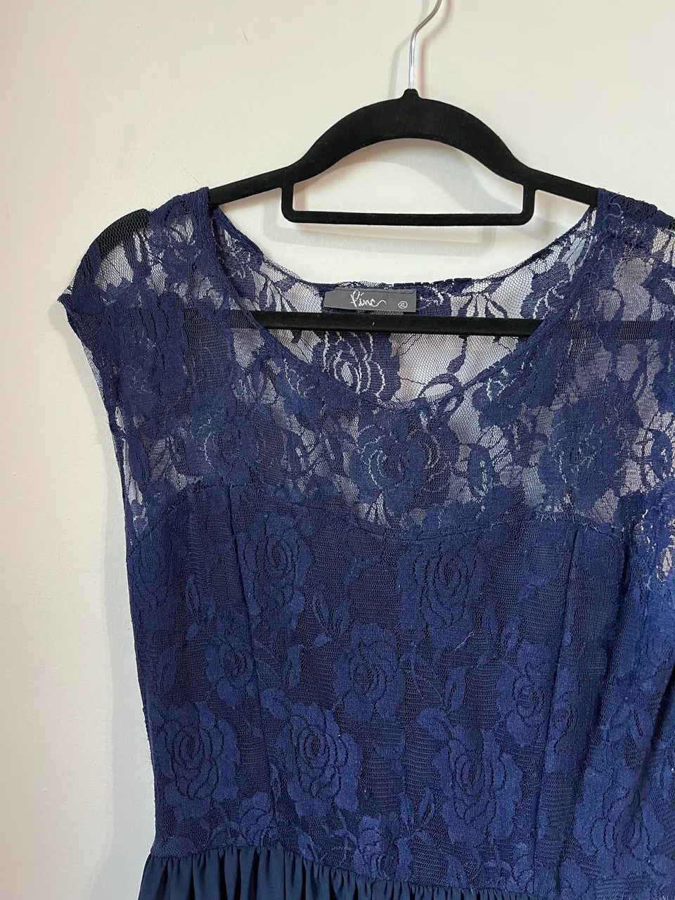 Vestido azul marinho com leve transparência em renda. - Foto 2