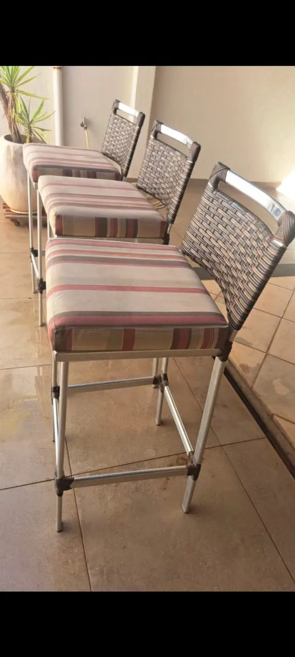 Banquetas em alumínio e com assento lavável.