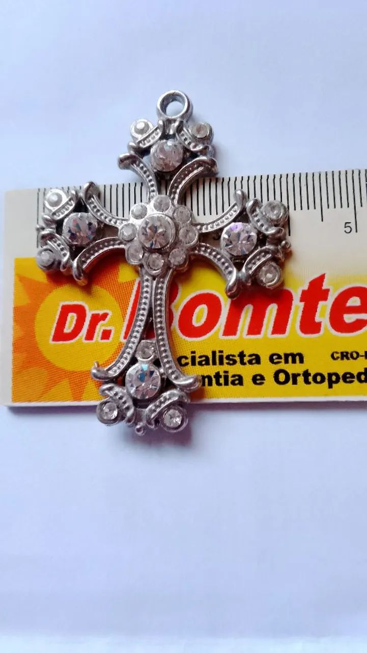 Crucifixo de Metal com Strass - Elegância e Fé em Cada Detalhe! - Foto 4