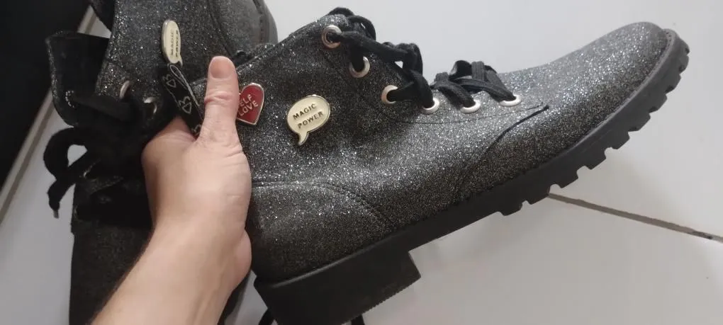 Bota glitter prata com bottons