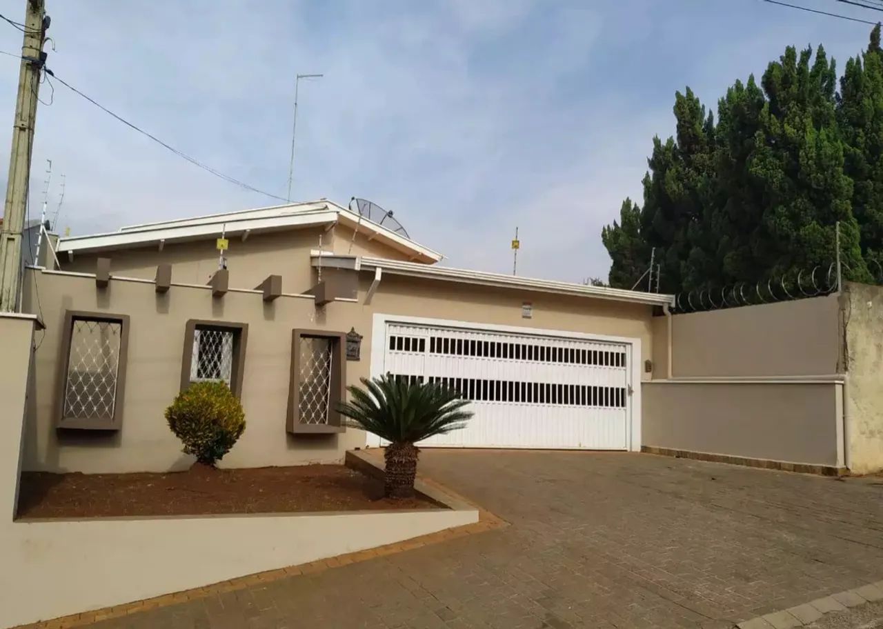 Portão de garagem em ferro branco