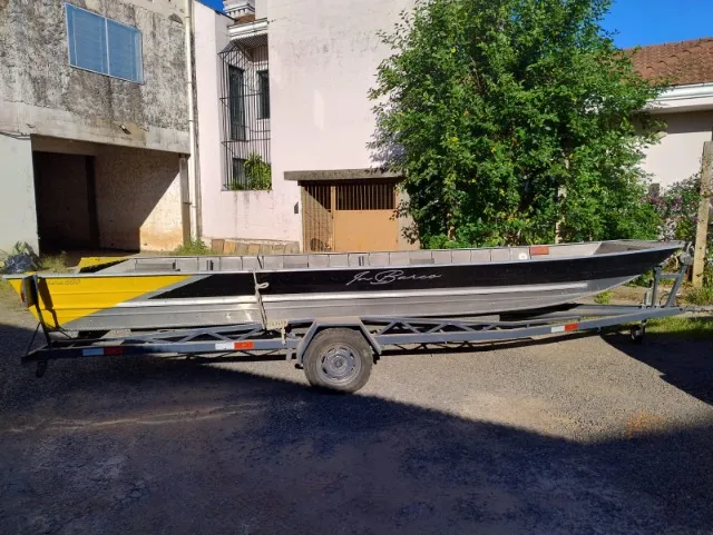 Barco de aluminio (6 m) com carreta