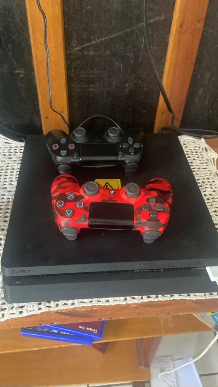 PlayStation 4 com 2 Controles