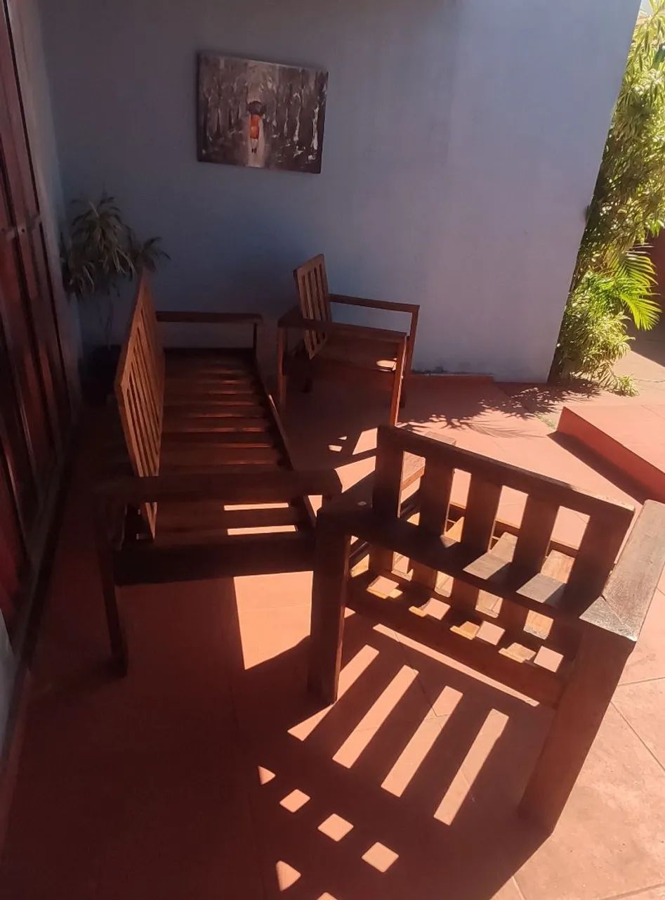 Conjunto de Sofá e Poltronas de Madeira - Foto 3