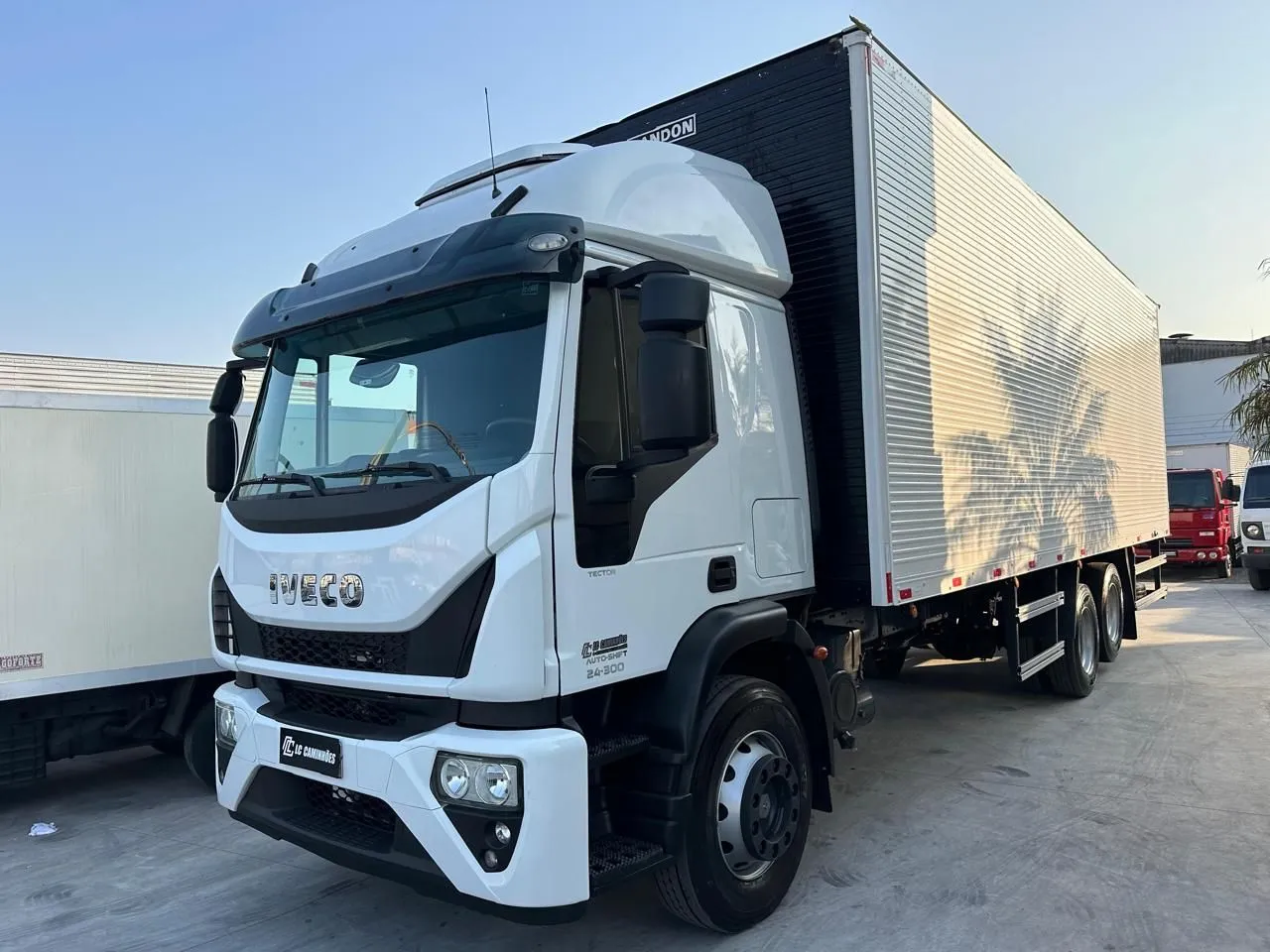 Caminhão IVECO 24-300 bau 9 metros