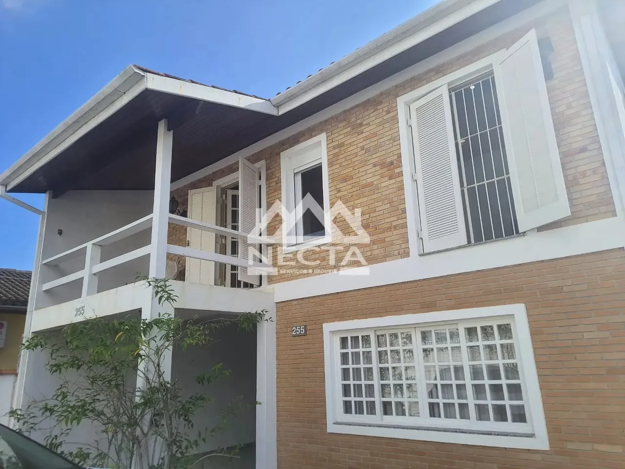 Sobrado à venda 270m² com 04 Dormitórios e 03 vagas de Garagem, Martim de Sá, Caraguatatub