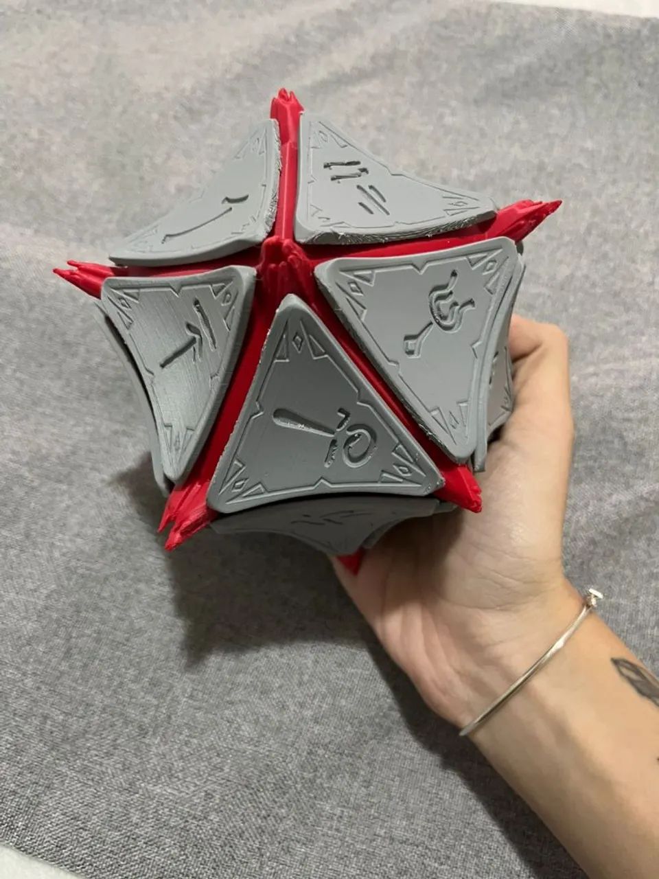 O artefato de Baldurs gate 3 feito de pla - Foto 3