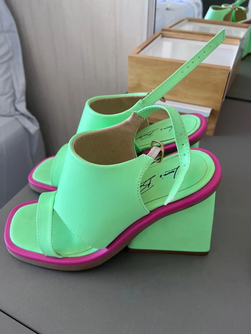 Sandália Verde com Detalhe Rosa - Linda e Moderna - Foto 2