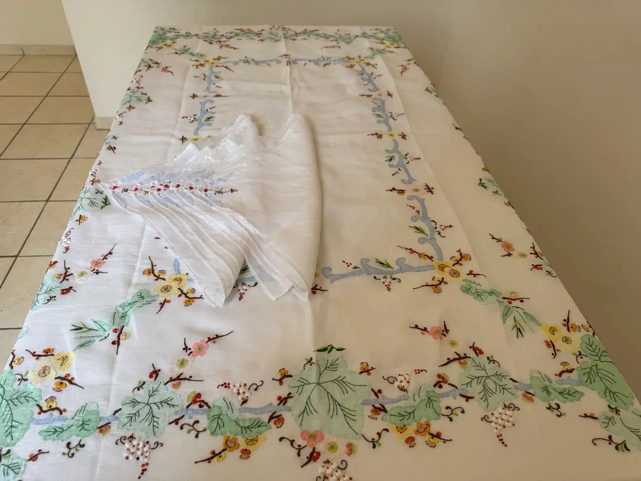 Toalha de mesa em linho bordada à mão + 8 guardanapos - Foto 4