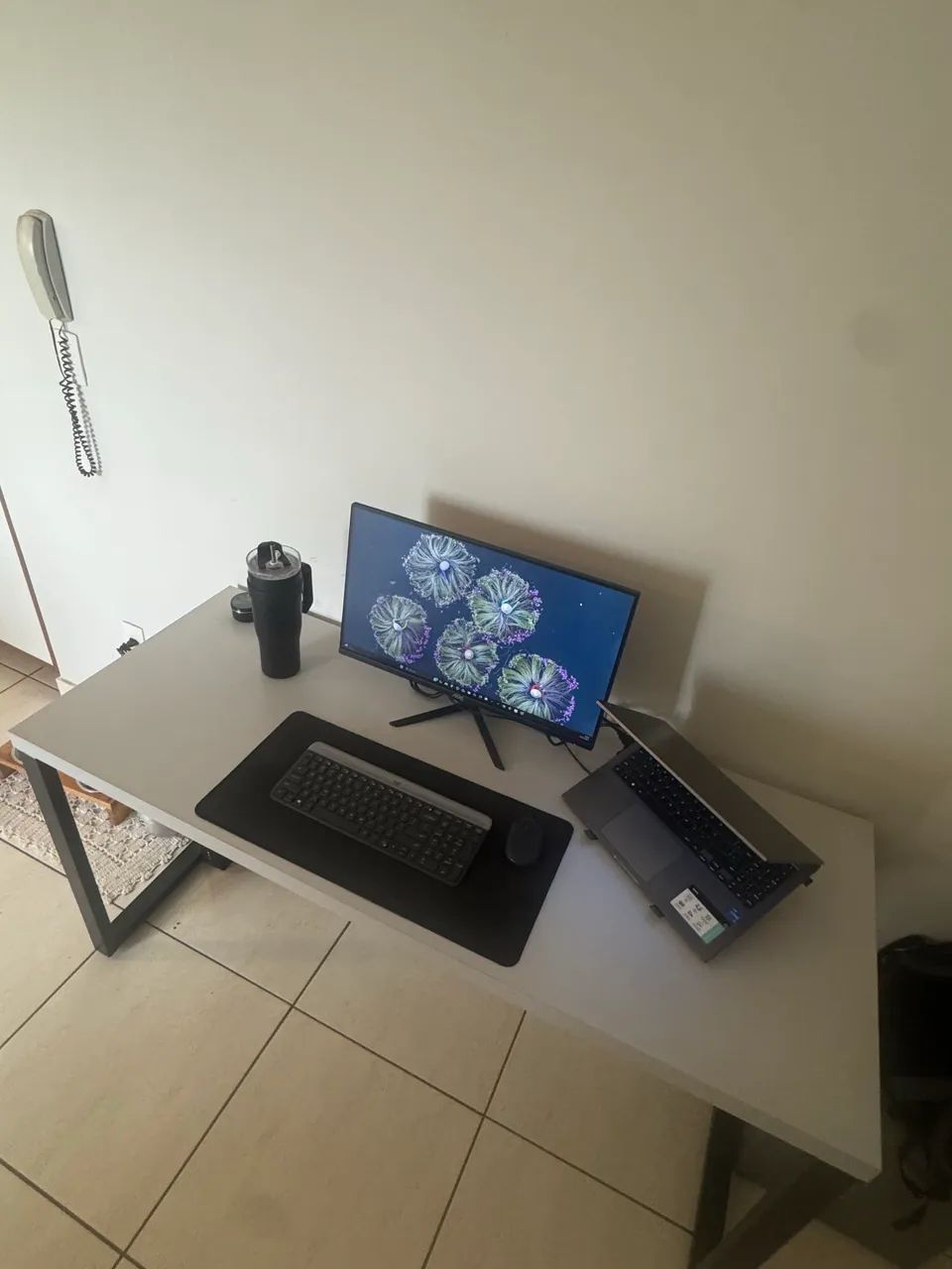 Mesa de escritório em ótimo estado - Foto 2